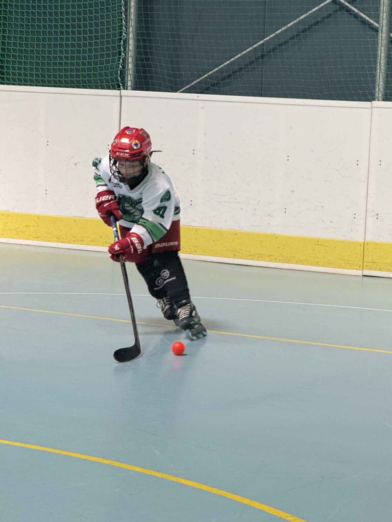 Junger Vipers-Spieler dribbelt den roten Ball auf dem Hallenboden