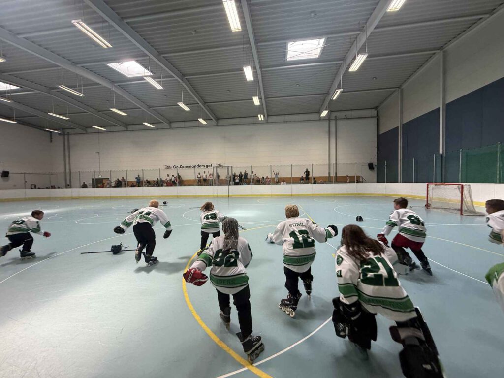 Pulheim Vipers Bambini laufen gemeinsam aufs Spielfeld in einer Inlinehockeyhalle