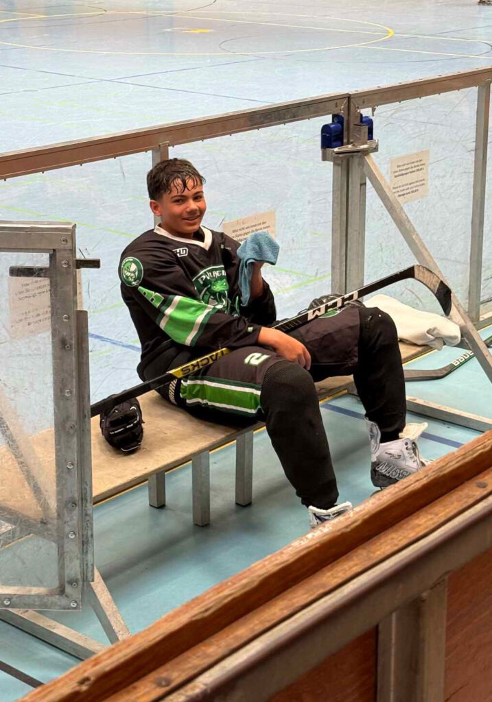 Erschöpfter Pulheimer Vipers-Spieler sitzt auf der Bank und trocknet sich nach dem Spiel mit einem Handtuch ab