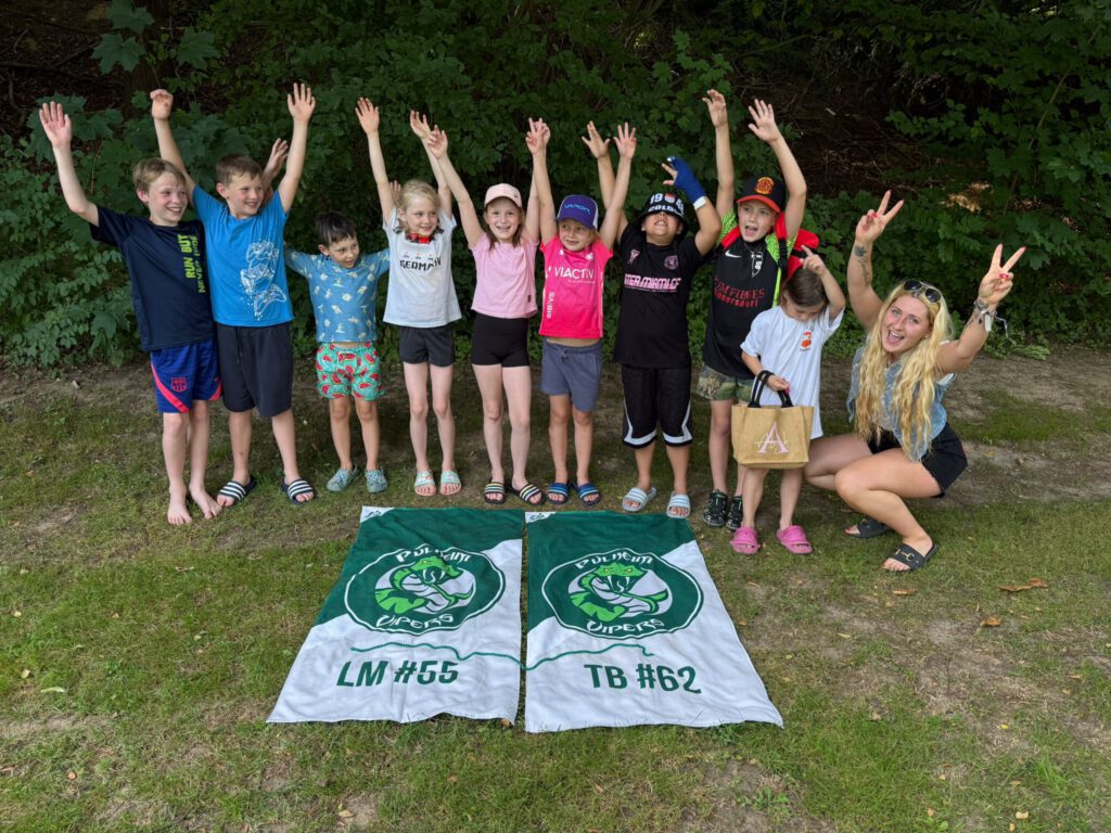 Gruppe von Kindern und einer Betreuerin der Pulheim Vipers beim Freibad-Ausflug, alle jubeln mit erhobenen Armen